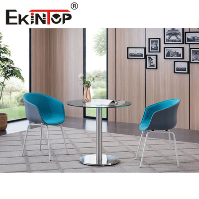 Moderner Büro-Konferenztisch-Glasdesktop für das Treffen des Trainings