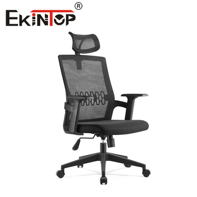 Kostenloses Muster eines ergonomischen Bürostuhls mit hoher Rückenlehne und Kopfstütze