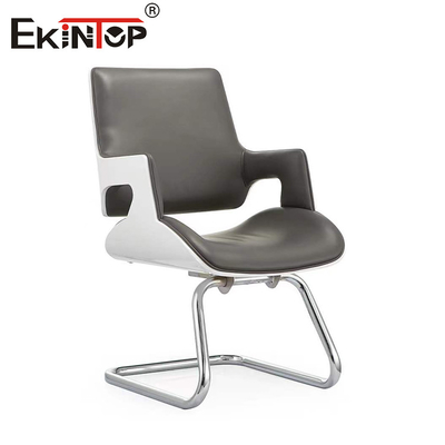 Ein raffinierter, gefälschter Leder-Esstisch, moderner Eleganz, schlanke Metallbeine.