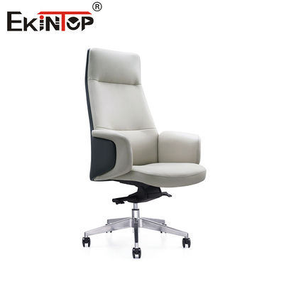 Stilvoller und ergonomischer weißer Lederstuhl im minimalistischen zeitgenössischen Stil