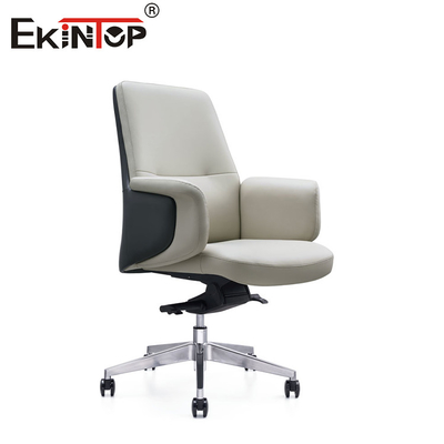 Stilvoller und ergonomischer weißer Lederstuhl im minimalistischen zeitgenössischen Stil