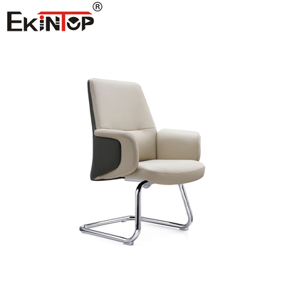 Stilvoller und ergonomischer weißer Lederstuhl im minimalistischen zeitgenössischen Stil