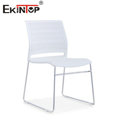 Anpassungsfähiger Schulstuhl mit Plastiklehne und Metallbeinen
