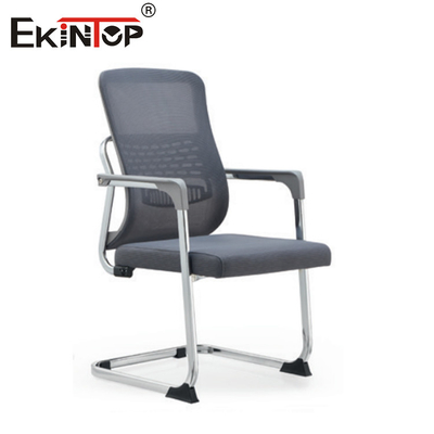 Grauer Mittlerer Rücken Moderner Minimalistischer Mesh Bürostuhl Mit Armlehnen