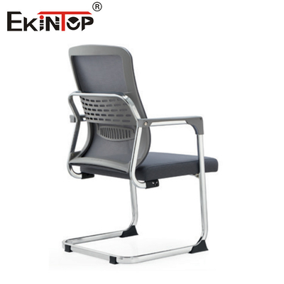 Grauer Mittlerer Rücken Moderner Minimalistischer Mesh Bürostuhl Mit Armlehnen