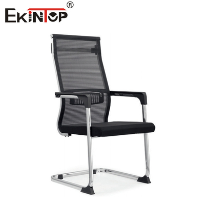 Ergonomischer geschwungener Bürostuhl mit Metallrahmen und Armlehnen
