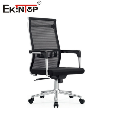Ergonomischer geschwungener Bürostuhl mit Metallrahmen und Armlehnen