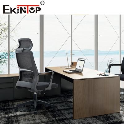 Ergonomischer Bürostuhl mit Hochrücken und Rädern moderner Stil