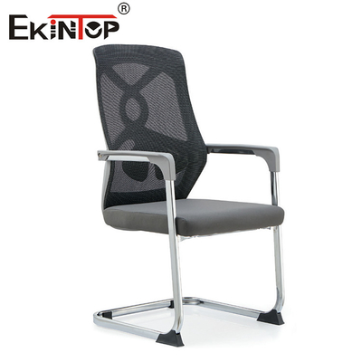 Grauer ergonomischer moderner Bürostuhl mit Maschenrückenlehne und Armlehnen