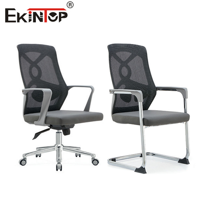Grauer ergonomischer moderner Bürostuhl mit Maschenrückenlehne und Armlehnen