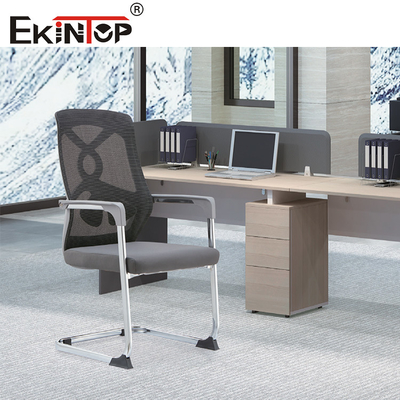 Grauer ergonomischer moderner Bürostuhl mit Maschenrückenlehne und Armlehnen