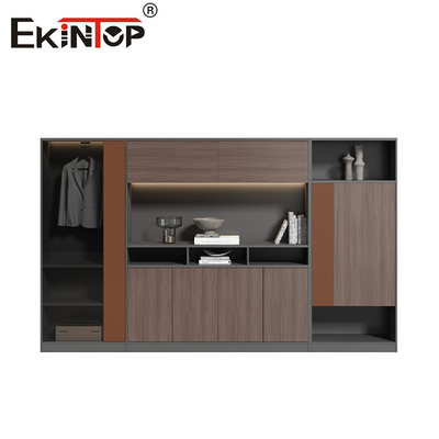 Großes Büro aus Holz im modernen Stil mit Schiebetüren
