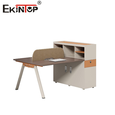 Mitarbeiterbüro-Arbeitsplatz mit Datenschutzbildschirm und Lagerschrank im modernen Stil