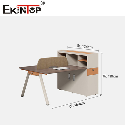 Mitarbeiterbüro-Arbeitsplatz mit Datenschutzbildschirm und Lagerschrank im modernen Stil