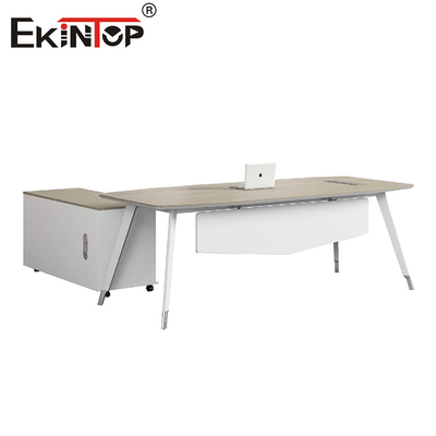 Moderner stilvoller Schreibtisch mit Metallbeinen und Kabinett