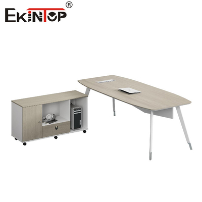 Moderner stilvoller Schreibtisch mit Metallbeinen und Kabinett