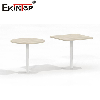 Holztisch mit modernem Stil und Metallbasis