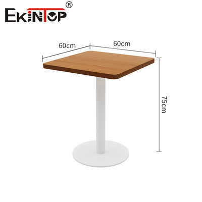 Holztisch mit modernem Stil und Metallbasis