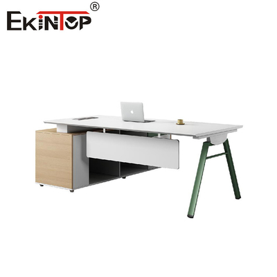 Schreibtisch aus Holz im modernen Stil