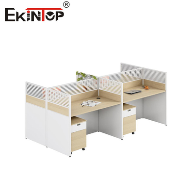 Arbeitsplatz im kommerziellen Stil mit Partition, geeignet für die Verwendung im Büro