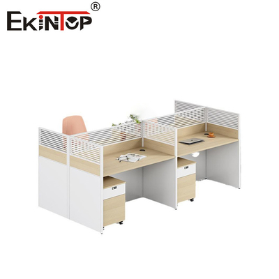 Arbeitsplatz im kommerziellen Stil mit Partition, geeignet für die Verwendung im Büro