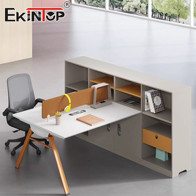 Bürostation mit Trennbildschirm im modernen Stil