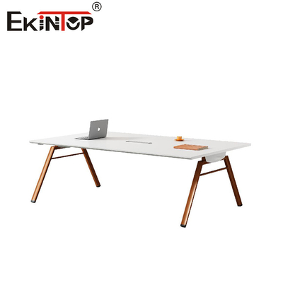 Konferenztisch im modernen minimalistischen Stil mit Metallbeinen und Holztisch