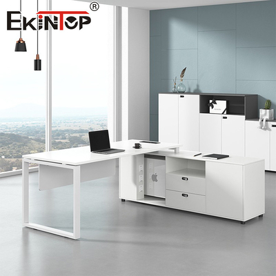 Modularer Schreibtisch im minimalistischen Stil