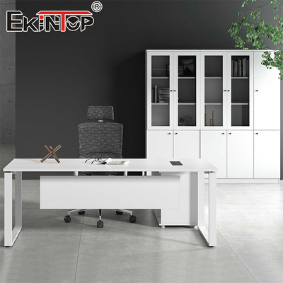Büro-Schreibtisch mit Metallbeinen