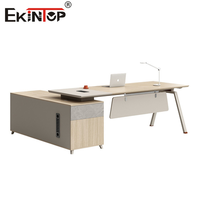 Schreibtisch im Naturholz-Stil