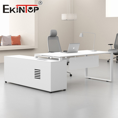 Weißes Bürodesk im minimalistischen Stil