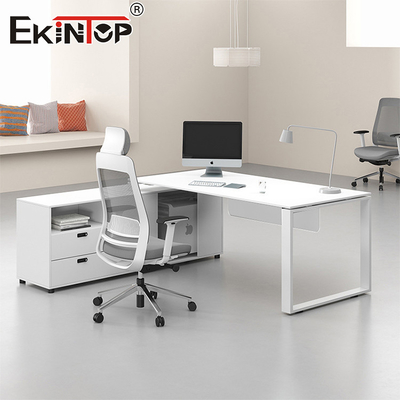 Weißes Bürodesk im minimalistischen Stil