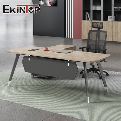 Büro-Schreibtisch im industriellen Stil