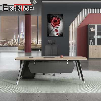 Büro-Schreibtisch im industriellen Stil