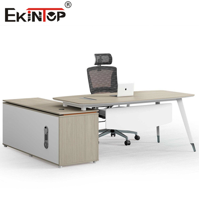 Moderner Büro-Schreibtisch mit Seitenschrank
