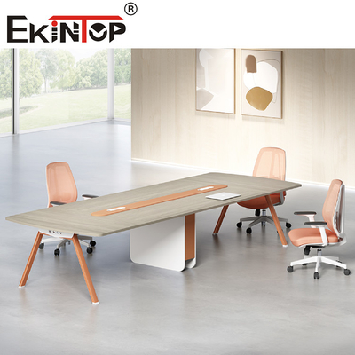Moderner, maßgefertigter Konferenztisch aus Holz mit integrierten audiovisuellen Systemen