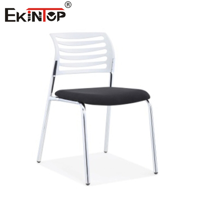 Anpassungsfähiger Schulstuhl mit Plastiklehne und Metallbeinen