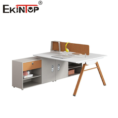 Ermäßigter Arbeitsplatz aus Orange-Weiß-Holz mit Trennwand