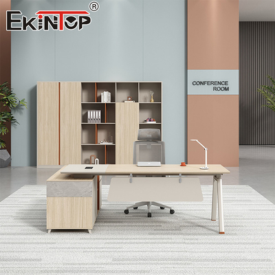 Schreibtisch im Naturholz-Stil